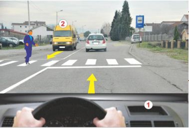 pješak pretrčava ulicu